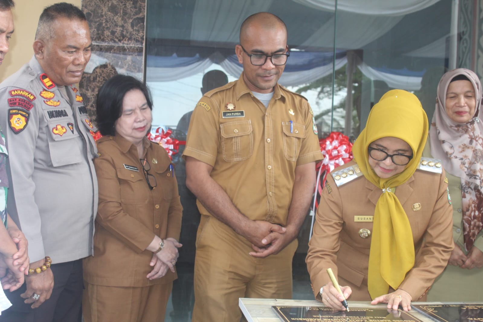  IBU WALIKOTA PEMATANGSIANTAR RESMIKAN GEDUNG KANTOR CAMAT, TAMAN LOSUNG BOLON, DAN KANTOR LURAH