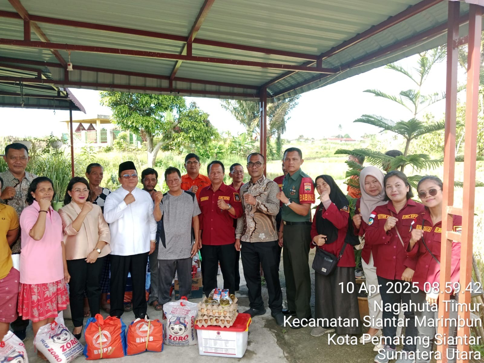 WALI KOTA PEMATANGSIANTAR MENYERAHKAN BANTUAN KEPADA KELUARGA YG MENGALAMI BENCANA PUTING BELIUNG